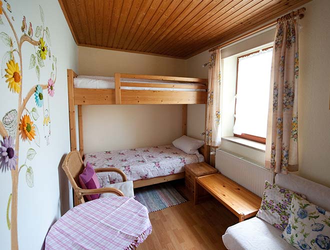FeWo Loher - Wohnung B - 2. Schlafzimmer / Das stabile Etagenbett ist auch für Erwachsene geeignet.